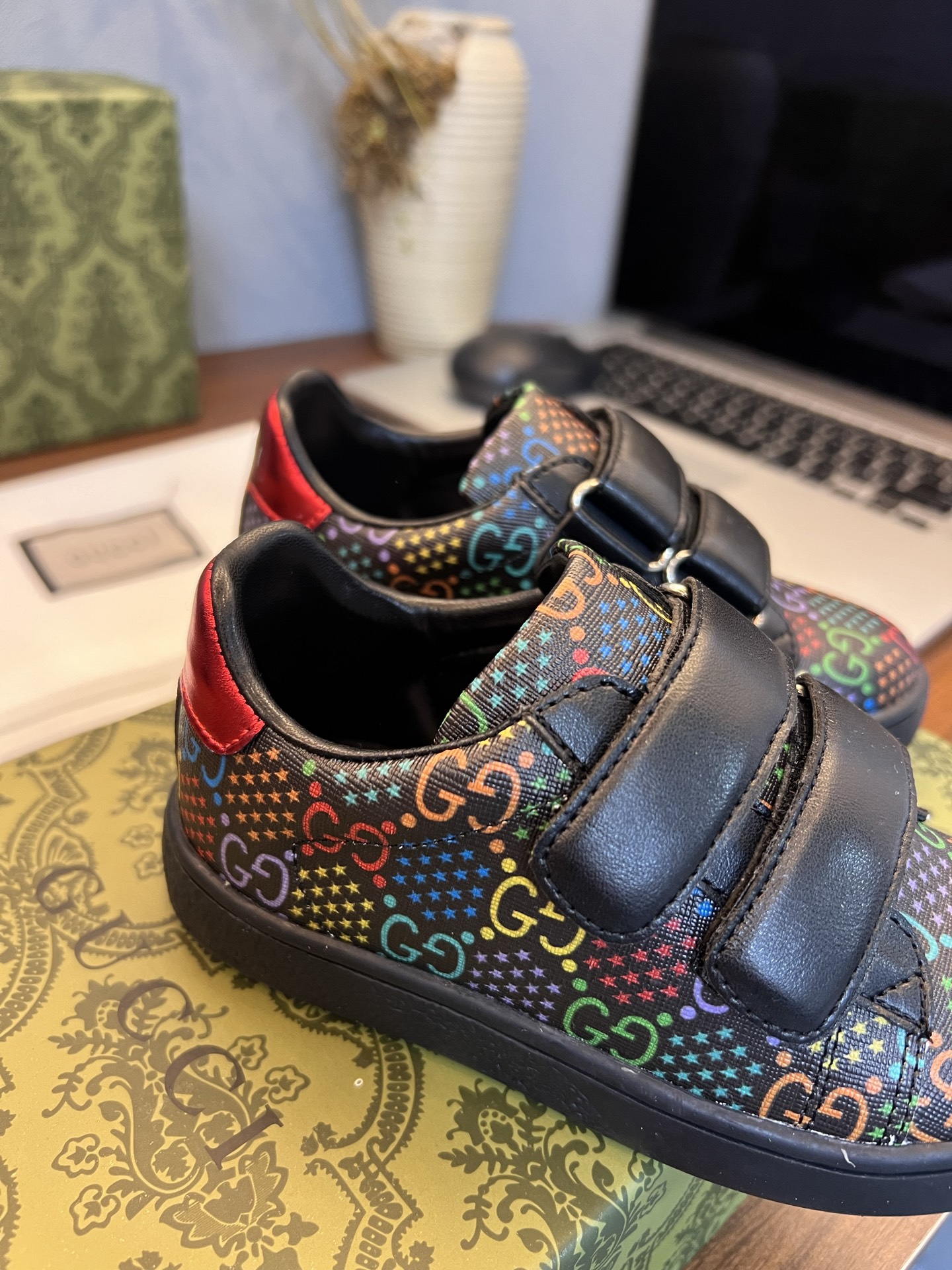 Children's shoes child